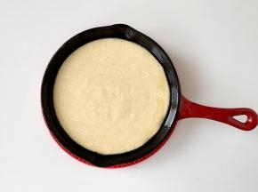 把全麦糊倒入铸铁锅里