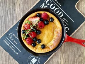 在烤好的松饼上放上你喜欢的水果