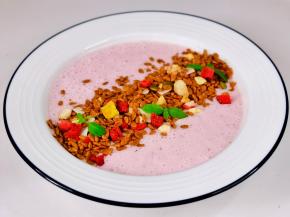 草莓洗净+酸奶打成奶昔，撒上麦片。