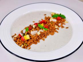 香蕉去皮切好+无糖酸奶打成奶昔，撒麦片。