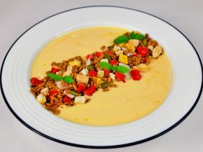 芒果去皮+酸奶打成奶昔，撒麦片。