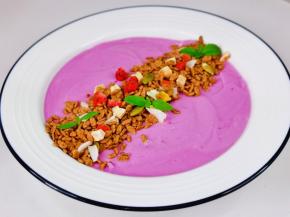 紫薯+酸奶打成奶昔，撒麦片。