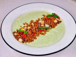 牛油果去皮切好+酸奶打成奶昔，撒麦片。