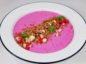 火龙果去皮切好+酸奶打成奶昔，撒麦片。