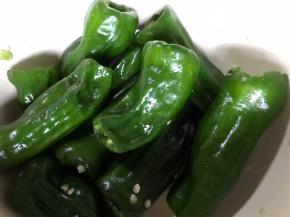 青椒洗净取出蒂和籽，再切去尖尖