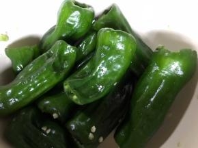 青椒洗净取出蒂和籽，再切去尖尖