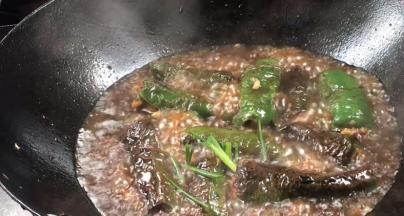 加入酱油和葱段