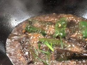 加入酱油和葱段