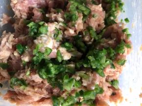 最后把切下的青椒尖尖剁碎加入肉末中，拌匀