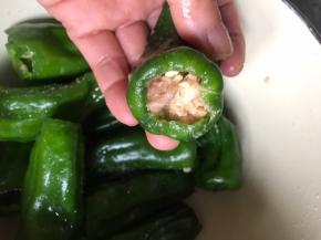 把拌好的肉末塞满青椒肚子