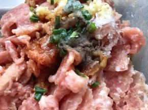 加入生抽和料酒