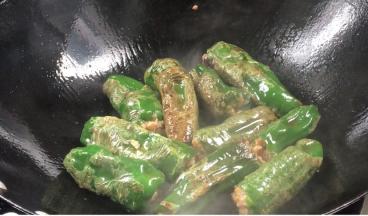 煎至表面金黄成虎皮状