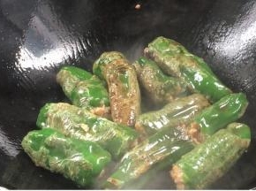 煎至表面金黄成虎皮状