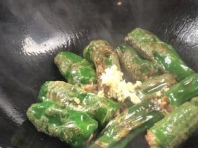 加入蒜末爆香