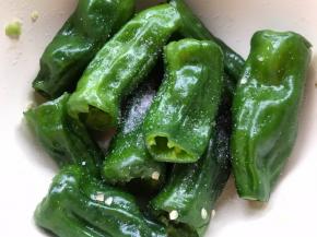 加盐拌匀腌制至变软