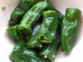 加盐拌匀腌制至变软