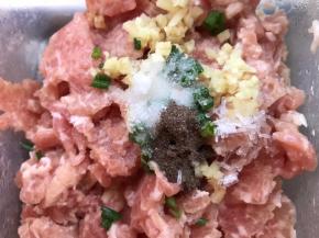 肉末中加入葱花、姜末、盐、胡椒粉和味精