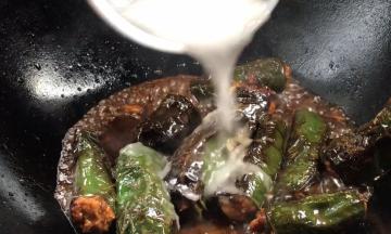 淋入淀粉水勾芡即可