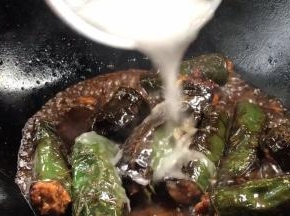 淋入淀粉水勾芡即可