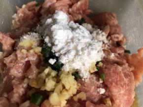 再加入淀粉搅拌均匀