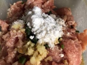 再加入淀粉搅拌均匀