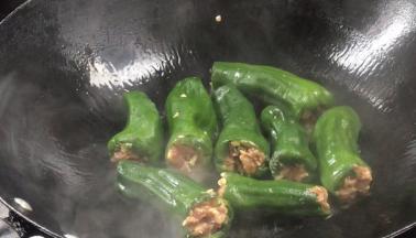放入青椒，中火煎