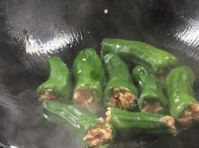 放入青椒，中火煎