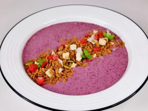 蓝莓+酸奶打成奶昔，撒麦片。