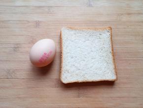 准备好鸡蛋和全麦吐司片。