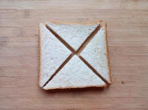 吐司片对角切成小块。