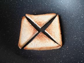 放入锅里煎至两面焦黄（不放油）。