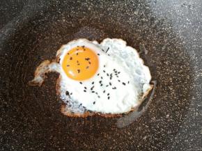 平底锅倒少许食用油，打入鸡蛋煎成自己喜欢的口感。