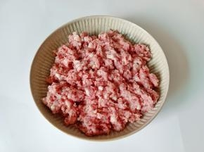 猪肉去除猪皮，剁成馅。