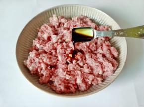 加入生抽，蚝油各一勺。