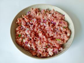 加入洋葱碎搅拌均匀。