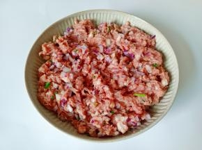 加入洋葱碎搅拌均匀。