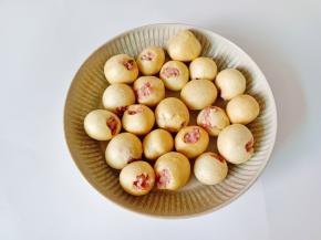 把肉馅塞到油面筋里面。