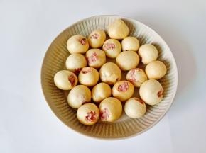 把肉馅塞到油面筋里面。