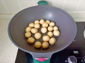 锅里放少许的油，油面筋开口位置朝下煎十秒钟。