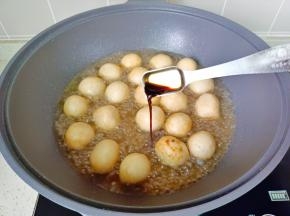 加入适量的清水，加生抽，蚝油调味。