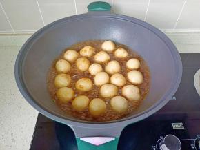 开大火煮开，转中火炖煮。