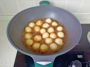 开大火煮开，转中火炖煮。