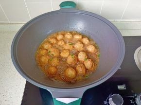 加盐调味，开大火收汁，撒葱花起锅！