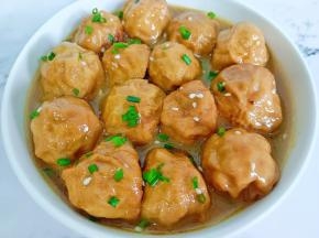 做好的油面筋满口爆香，别提多带劲了！