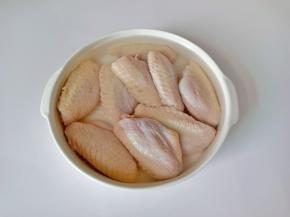 鸡翅放入清水中浸泡出杂质。