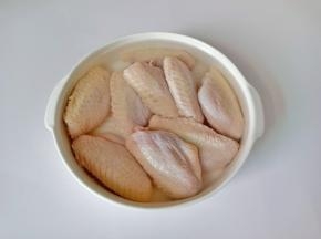 鸡翅放入清水中浸泡出杂质。