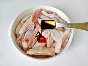 加入生抽两勺抓拌拌均匀。