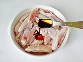 加入生抽两勺抓拌拌均匀。