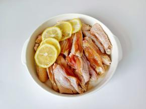 放上几片柠檬腌制15分钟。