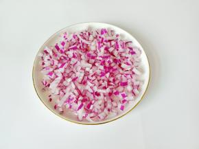 洋葱切成小丁【切洋葱的时候，嘴巴里含一口水，切洋葱不辣眼睛】